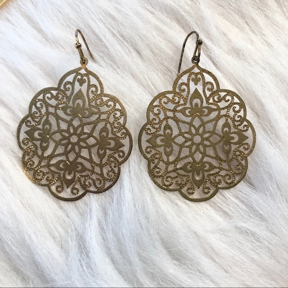 Handpicked Assorted Gold Earrings - Picture 5 of 5